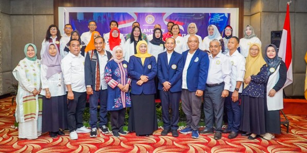 Lantik Pengurus IKA Unair Sumut, Khofifah Kuatkan Jejaring untuk Tingkatkan Kualitas SDM Bangsa