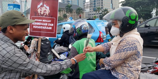 Aksi AMUK RI Bagi Bunga Mawar dan Tanda Tangan di Kain Putih Ajak Masyarakat Bersatu Setelah Pilpres 2024 Panen Dukungan 