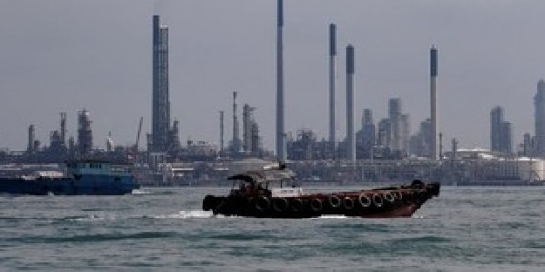 DPR Heran Indonesia Ketergantungan  Impor BBM dari Singapura