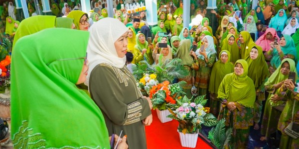 Lepas Jemaah Haji Muslimat NU Sidoarjo, Khofifah Titip Doakan Kedamaian Dunia saat Wukuf di Arofah