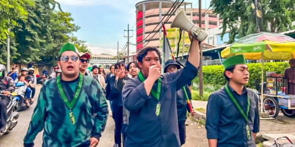 HMI UPN Jatim Gelar Aksi Protes di DPRD Jatim, Tuntut Perubahan Sistem Pendidikan Indonesia