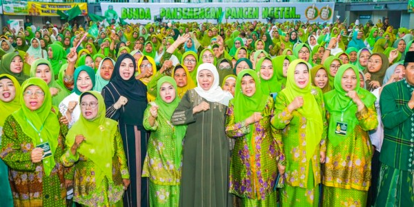 Jelang Keberangkatan Haji, Khofifah Ajak CJH Jatim Doakan Perdamaian Dunia saat Wukuf di Arofah