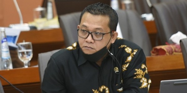 Tolak Pengurangan Hari Kerja, DPR Minta Erick Thohir Fokus Dongkrak Kinerja BUMN