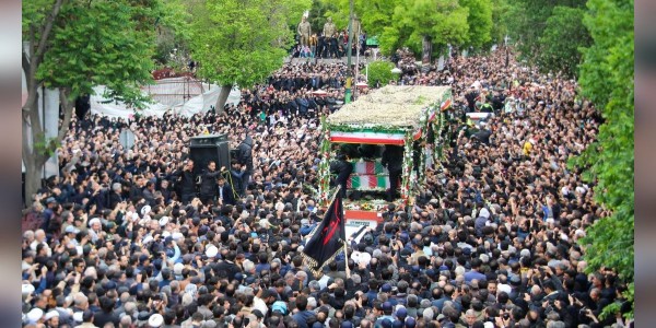 Jutaan Rakyat Iran Tumpah ke Jalan Ikuti Prosesi Pemakaman Presiden Raisi