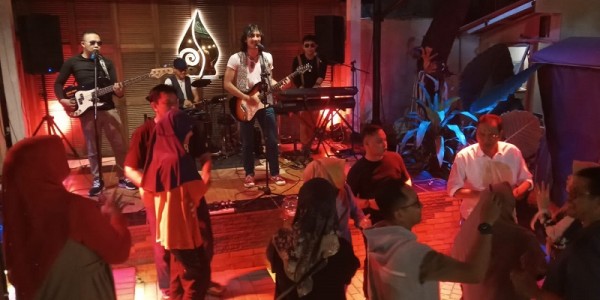 Band Voorman Asal Bandung Berhasil Hipnotis Pengunjung di Pendopo Coffee