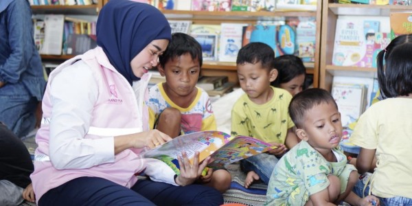 Hari Anak Internasional, Srikandi PLN Bagikan Buku dan Alat Tulis pada Siswa SD di Jatim