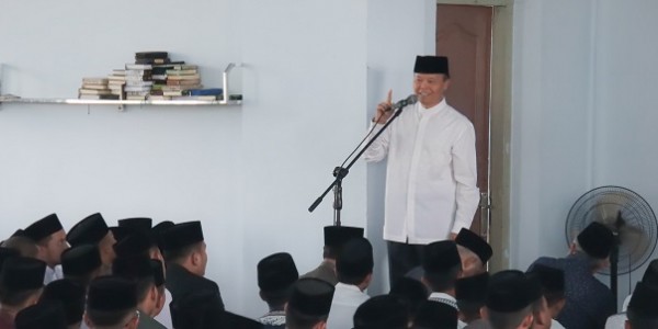 Di Hadapan Para Santri, HNW: Agar Para Santri Amalkan Ajaran Para Kiyai 