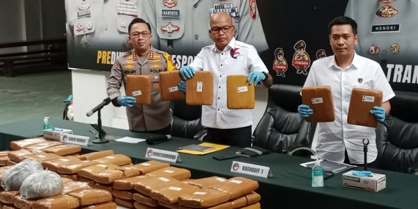 Polisi Sita 73,2 Kilo  Ganja yang Disembunyikan dalam Tumpukan Ikan Asin