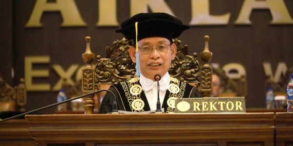 Wisuda 1.029 Lulusan UNAIR, Rektor Pesan Teruslah Belajar dan Jangan Minder