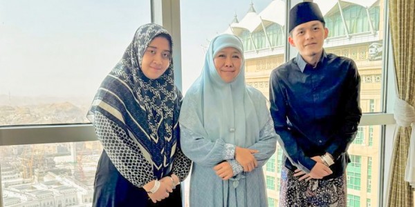 Khofifah-Gus Iqdam Bertemu di Mekkah, Ajang Silaturahmi Hingga Tukar Pikiran