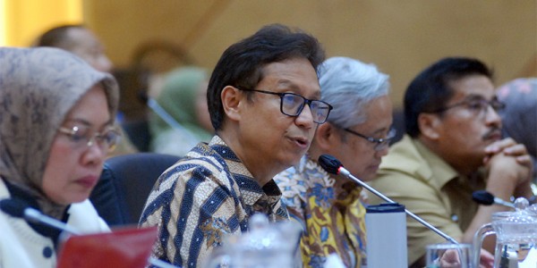 Menkes Raker Dengan Komisi IX DPR Bahas RUU POM