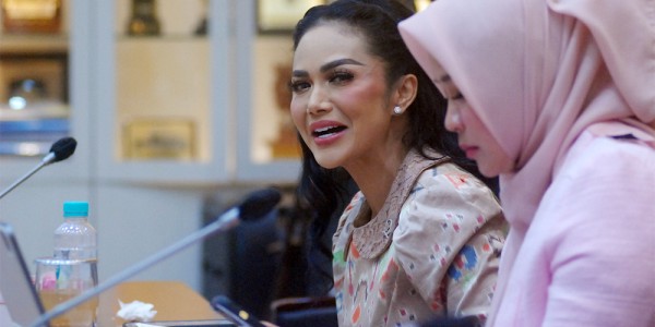 Kris Dayanti Ikuti Raker Dengan Menteri Kesehatan RI