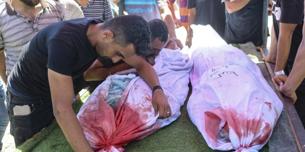 Serangan Udara Israel di Gaza Tewaskan Puluhan Orang, Termasuk Adik Perempuan Pemimpin Hamas