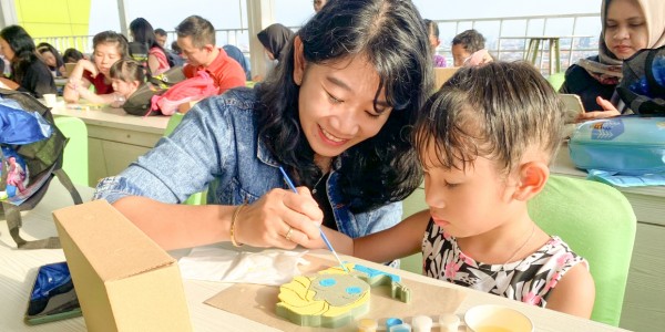 MaxOne Dharmahusada Rayakan Liburan Anak dengan Kegiatan Fun Painting