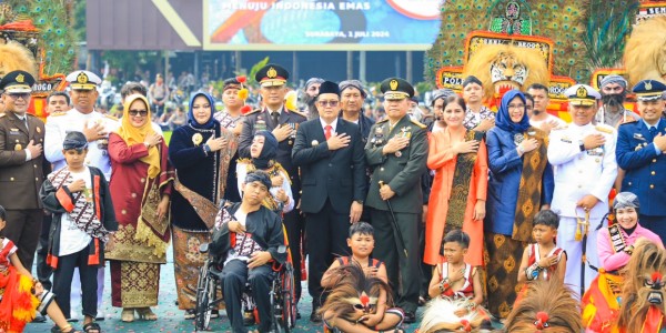 Pj Gubernur Jatim Terima Piagam dan Pin Emas dari Kapolri di Hari Bhayangkara ke-78