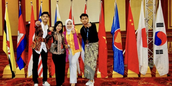 Duta UNAIR Jadi Delegasi Indonesia di Ajang AYCF di Brunei