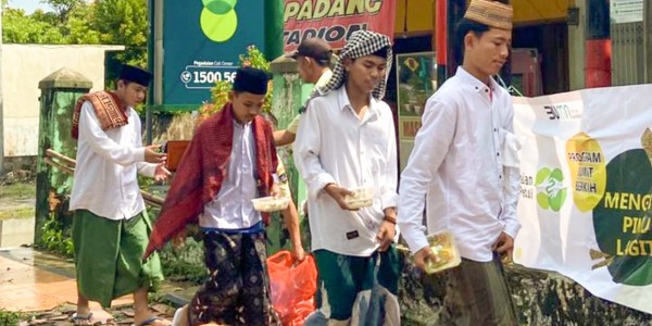 Mengetuk Pintu Langit, Pegadaian Kanwil XII Surabaya Bagikan Makanan kepada Masyarakat