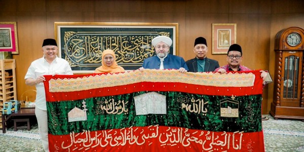 Khofifah Dihadiahi Kiswah oleh Cicit Syekh Abdul Qadir Jailani di Al Jailani International Malaysia