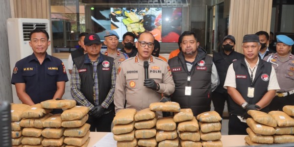 Ungkap Peredaran Ganja Seberat 77 Kg, Polisi Tangkap Dua Tersangka 
