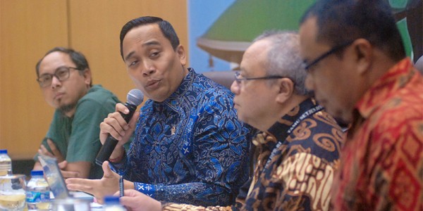 Dialektika Demokrasi Dengan Tema " Mencermati Hasil Sidang Ke-2 IPPP "