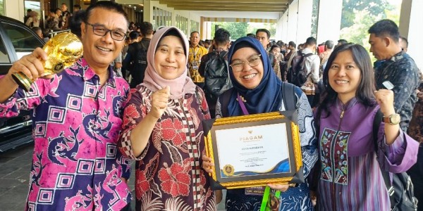 100,41% UHC Kota Surabaya dapat Penghargaan UHC Awards yang Diberikan Wapres Ma’ruf Amin