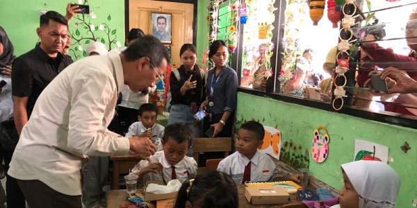 Heru Budi Uji Coba Makan Bergizi Gratis di SDN 07 Cideng, Jakarta Pusat 