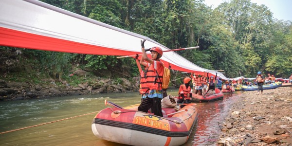 HUT RI ke-79, Pertamina Patra Niaga Bersihkan Sungai Ciliwung dan Kibarkan Bendera 79 Meter