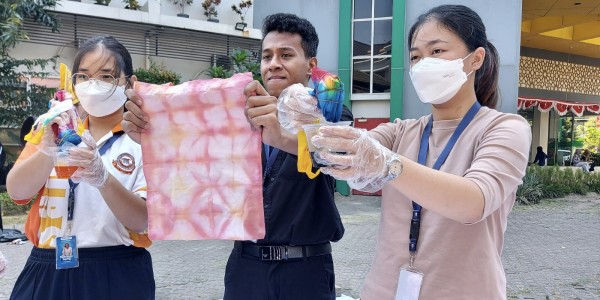 Mahasiswa Asing Bikin Totebag Tie Dye hingga Hand Printing pada Brave Unusa ke-4