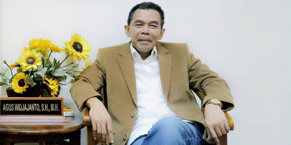 Apakah Hukum Kedudukannya Lebih Tinggi dari Pada Norma  dan Etika, Atau Sebaliknya?.