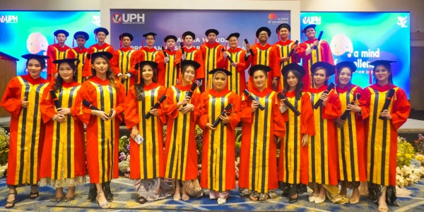 UPH Kampus Surabaya Gelar Wisuda Bertema “A Mind of Excellence”
