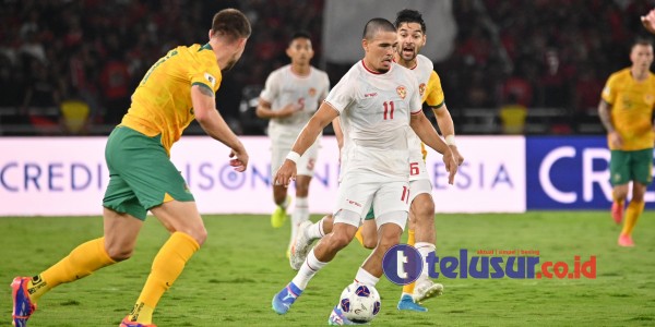 Foto: Aksi Pemain Timnas Indonesia Menghadapi Australia di Stadion Gelora Bung Karno