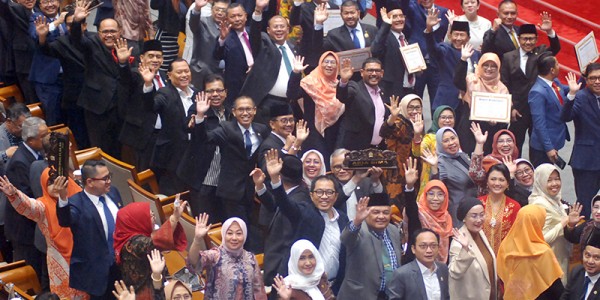 Anggota DPR RI Periode 2019-2024 Lambaikan Tangan
