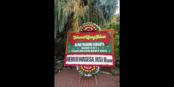 Alumni Unhan Kirim Karangan Bunga 'Ucapan Selamat Ulang Tahun Presiden RI Ke-8 Prabowo'