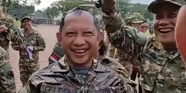 Ultah di Sela Retret Akmil,  Mendagri Tito Diguyur Air