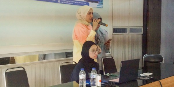 Tingkatkan Daya Saing Pasar, Dosen Unesa Latih Desain Kemasan dan Produk bagi UMKM Ketintang