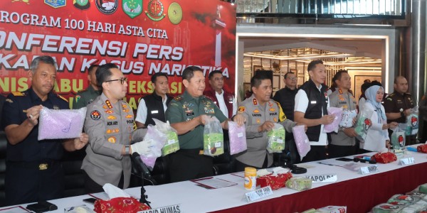 Polda Metro Gagalkan Peredaran 207 Kg Sabu dan 90 Ribu Butir Ekstasi Jaringan Internasional