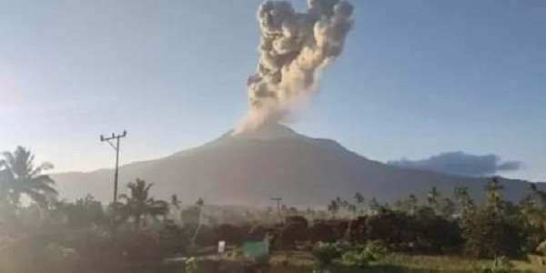 Sebaran Abu Vulkanik Erupsi Gunung Lewotobi Mereda, Kemenehub Pastikan Layanan Penerbangan Kembali Normal