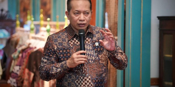 Hadapi Serbuan Impor Tekstil, Wamenkop Dukung Penguatan Koperasi Batik