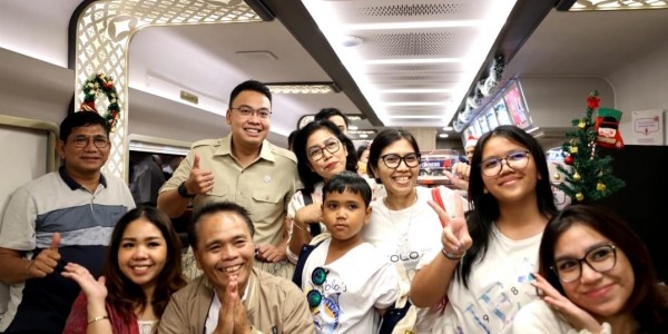 Wamenkomdigi Apresiasi Petugas KAI yang Bekerja untuk Kelancaran Liburan Nataru