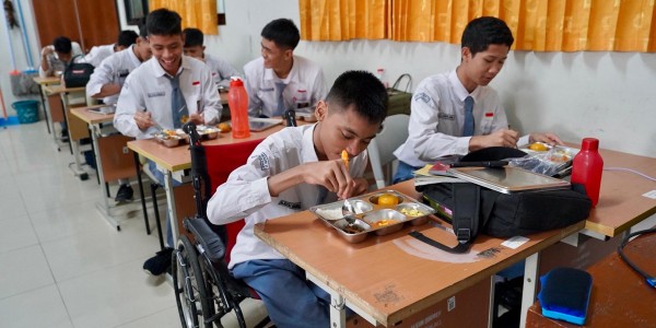 Tinjau Makan Bergizi Gratis, Menko Polkam Apresiasi Kualitas dan Gizi