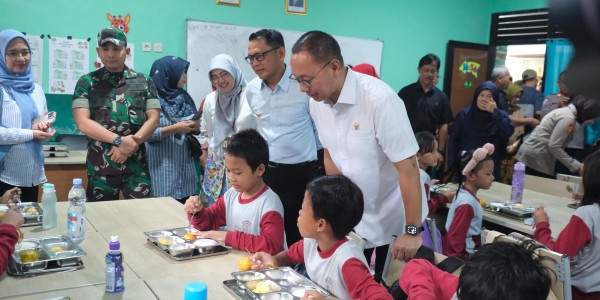 Wakil Ketua MPR Eddy Soeparno Tinjau Pelaksanaan Program Makan Bergizi Gratis Di Bogor
