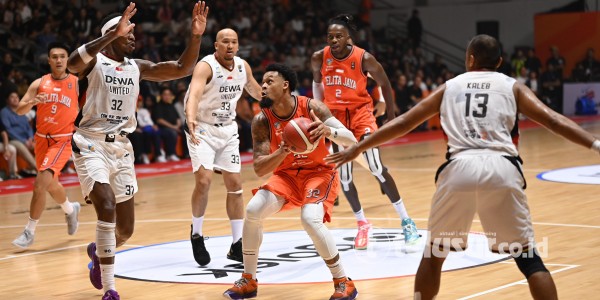 FOTO: Dominasi Juara Bertahan Pelita Jaya atas Dewa United di Laga Pembuka IBL 2025