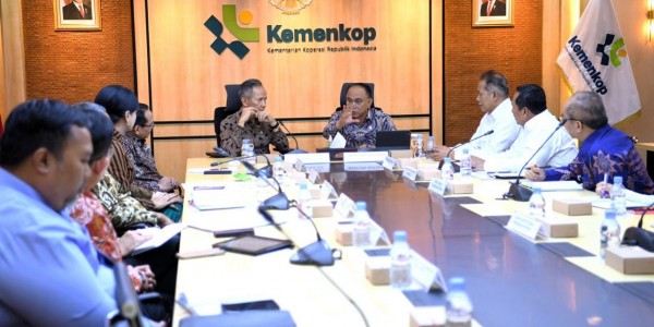 Kemenkop Serahkan Daftar Koperasi Sektor Jasa Keuangan ke OJK