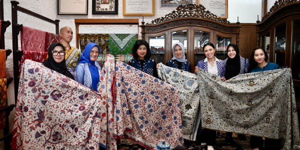Penasehat DWP Upayakan Kebangkitan Koperasi Batik Trusmi di Cirebon