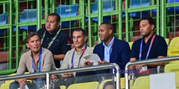 Patrick Kluivert Tonton Langsung Laga Persija vs PSBS di Stadion Patriot Candrabhaga