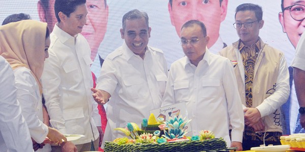 Potong Tumpeng Peringatan HUT Partai Gerindra ke 17