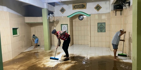 Banjir Kebon Pala, Polisi Bantu Bersihkan Lokasi