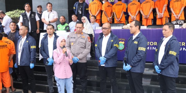 Ojol dan Emak-emak Bahagia saat Polisi Kembalikan Motornya yang Dibegal 