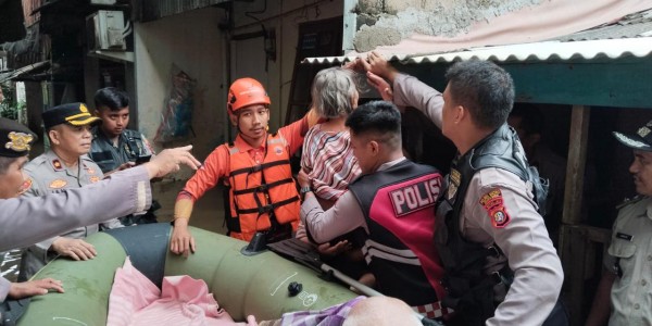 Polisi Evakuasi Lansia Stroke Korban Banjir di Cengkareng