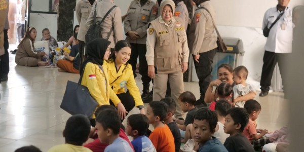 Polri dan Mahasiswa UI Beri Trauma Healing ke Korban Banjir Ciliwung